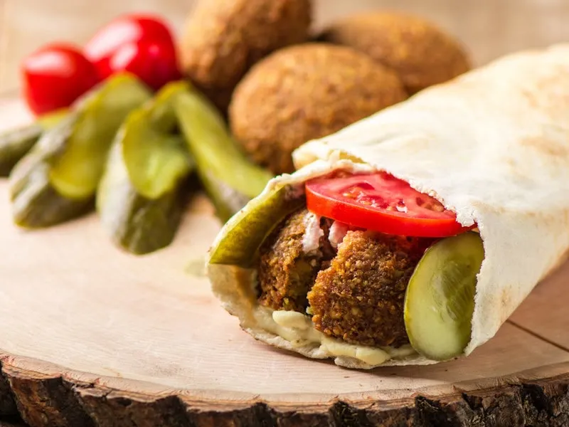 Sandwich falafel, tomate et cornichons