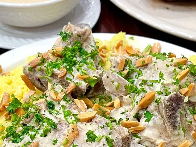 Mansaf : agneau au jameed sur riz safrané, amandes et persil