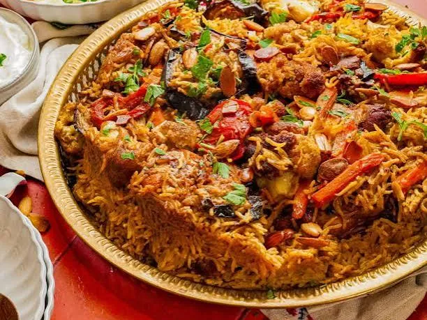 Maqlouba : riz épicé, légumes et amandes grillées